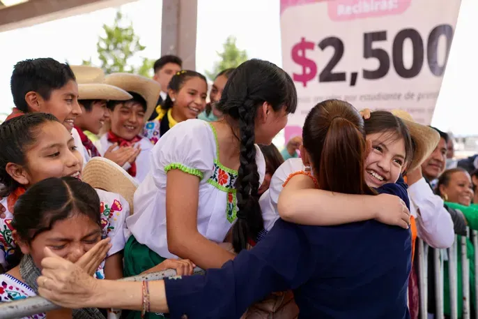 Sheinbaum entrega Beca Rita Cetina en Edomex y afirma que 32 millones de familias reciben apoyos del Bienestar