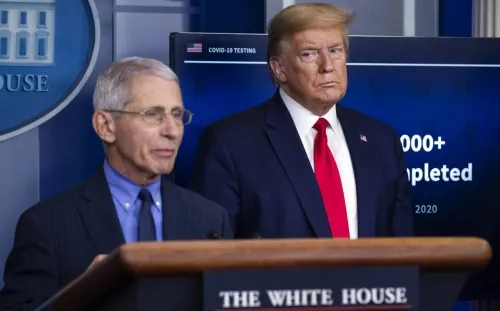 Trump critica a Anthony Fauci y “a todos esos idiotas” que manejan el covid-19 en EU