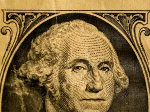 Dólar toca su nivel más bajo en 2 meses