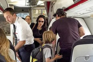 Angelina Jolie y Brad Pitt vuelan ”con el pueblo”