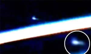 Video: Un ovni vuelve a aparecer en transmisión en vivo de la NASA