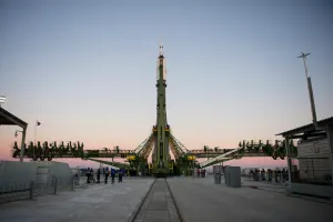 Regresan a la Tierra tres astronautas tras 199 días en el espacio