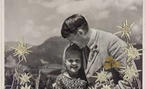 Subastan fotografía de Hitler abrazando a niña de ascendencia judía