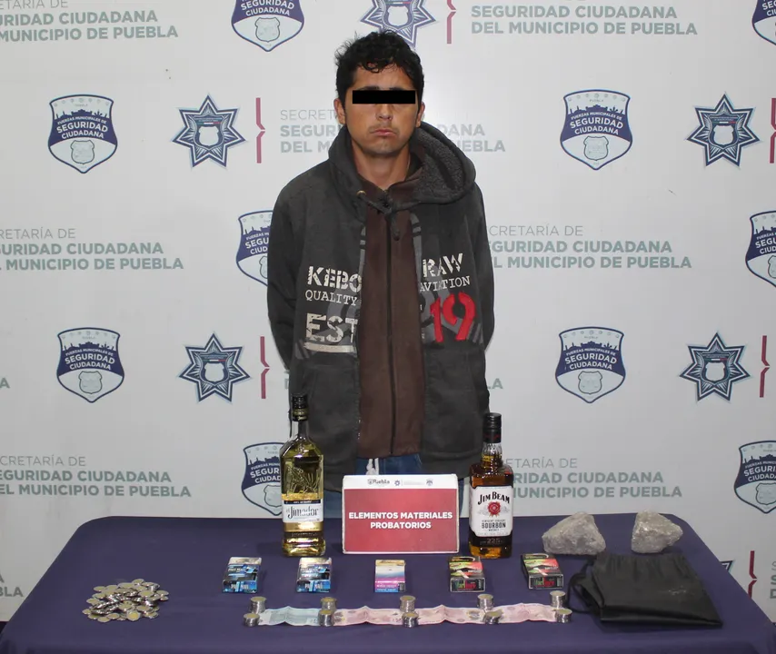 Detuvo policía municipal de Puebla a probable asaltante de tienda OXXO