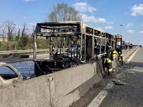 Secuestran e incendian autobús con estudiantes en Italia, sin heridos
