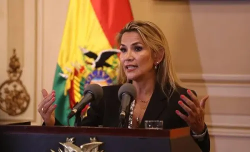 Jeanine Áñez promulga ley que prorroga su mandato