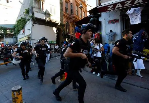 Policía turca reprime marcha gay que desafió prohibición en Estambul