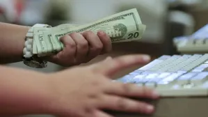 Dólar se vende en un máximo de 18.69 pesos en el AICM