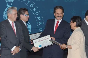 Reconoce Alfonso Esparza a universitarios con 20 a 40 años en la BUAP