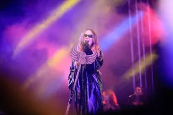 ¡En pleno escenario! Belinda propone matrimonio y es rechazada