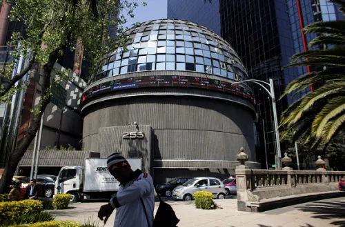 Peso gana por menor temor a coronavirus; Bolsa Mexicana cae