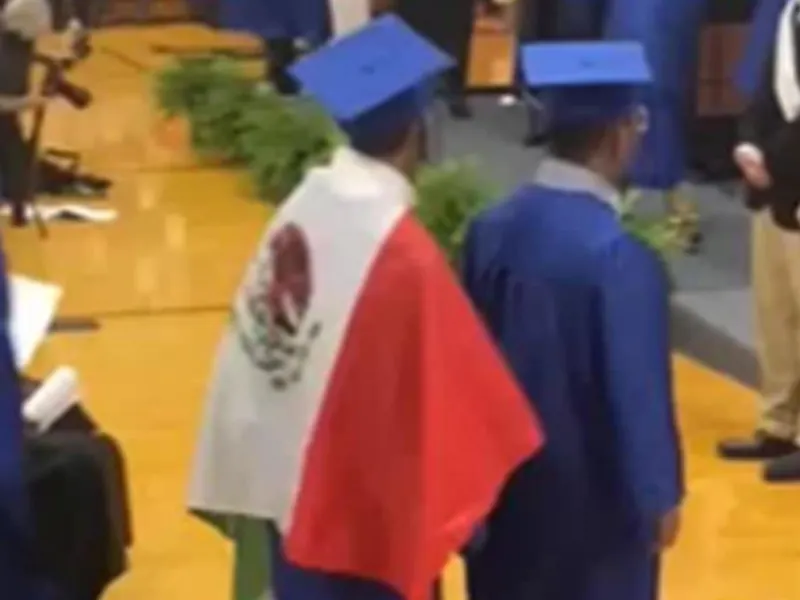 Niegan diploma a alumno en EU por portar bandera de México