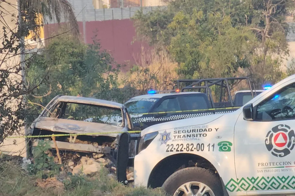 Hallan cadáver de un hombre en auto incendiado en San Pablo del Monte