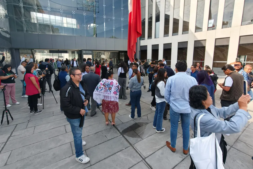 ¡Un pan para el susto! Falsa alerta sísmica provoca desalojo del Congreso de Puebla durante rueda de prensa