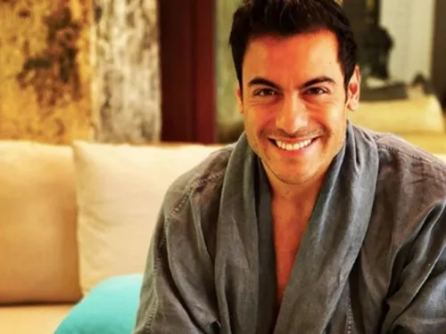Lo que hace la cuarentena: Carlos Rivera se rapa y lo presume en redes