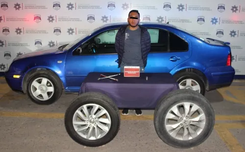 Detuvo policía municipal de Puebla a hombre por robo de autopartes