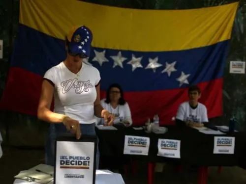 Comienza escrutinio manual de consulta opositora en Venezuela