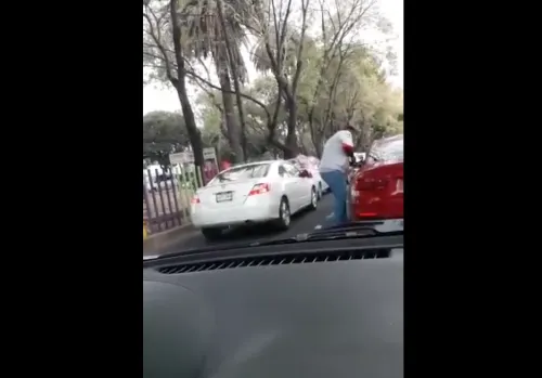 VIDEO: Captan asalto a automovilista mientras circulaba por avenida en la CDMX