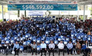 Moreno Valle inaugura primaria bilingüe y entrega uniformes en Altepexi