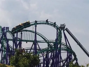 Falla en montaña rusa deja atrapados a 24 en Six Flags America