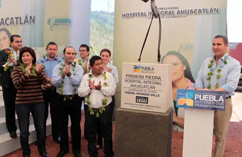 RMV coloca primera piedra del Hospital Integral de Ahuacatlán