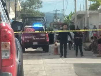 Una mujer fue asesinada a balazos al interior de una papelería en Tepeojuma
