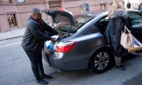 Deuda de consumidores de EEUU aumenta por préstamos estudiantiles y para automóviles: Fed
