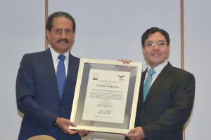 Alfonso Esparza entrega Distintivo Vanguardia a Derecho BUAP