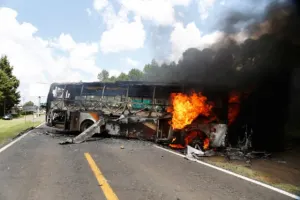 Detienen a 49 normalistas tras enfrentamiento en Michoacán