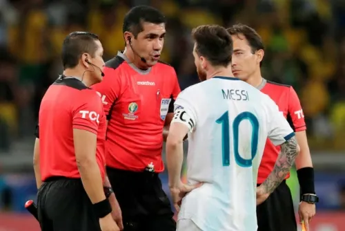 VAR nunca pidió a árbitro revisar jugadas polémicas en Brasil-Argentina