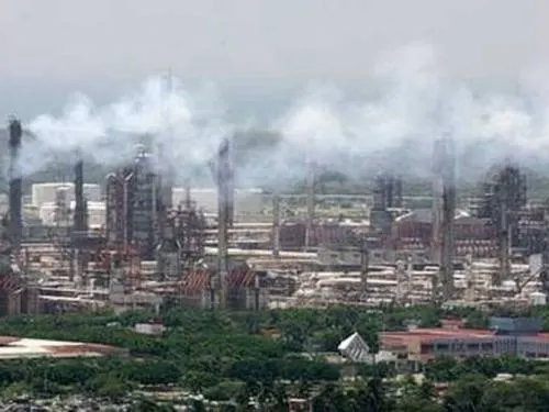 Explosión en refinería de Pemex deja quemaduras a trabajadores