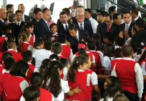 EPN inaugura ciclo escolar y anuncia revisión a montos educativos