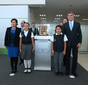 Recibe Tony Gali facsímil de la Constitución Política