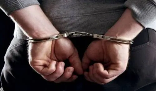 Detienen a dos personas por robo de autopartes