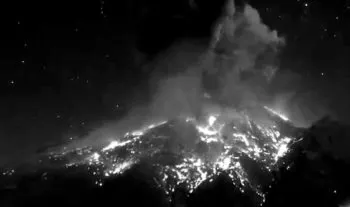 Cimbra a Puebla el volcán Popocatépetl; registró dos explosiones