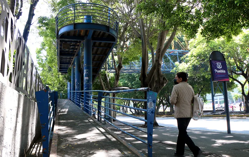 puente-peatonal-plaza-dorada