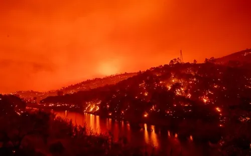 Incendios en California dejan seis muertos y casi 200 mil evacuados