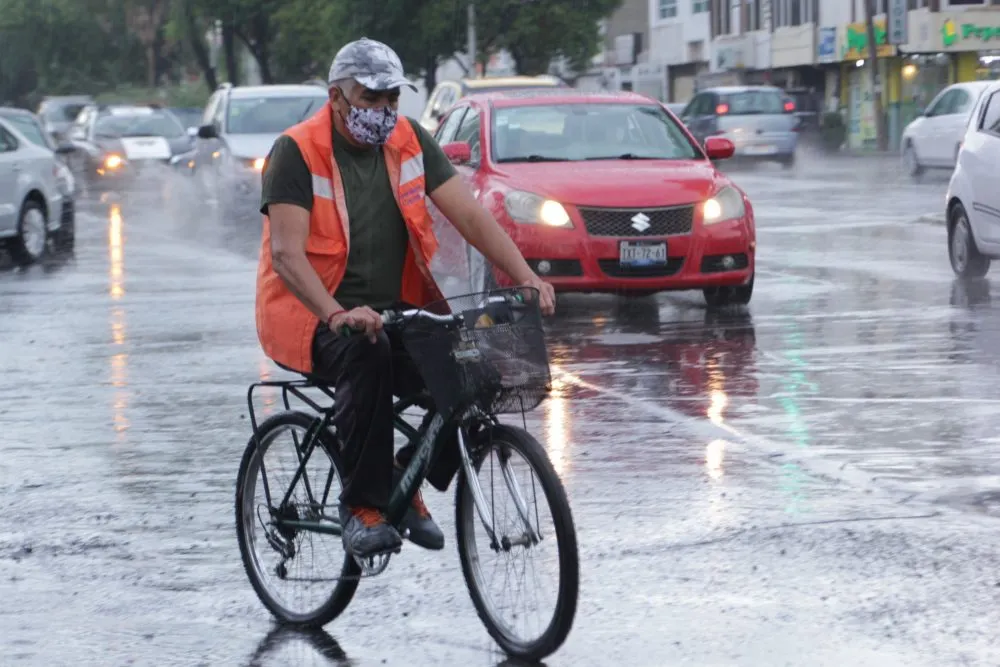 Lluvia con granizo azota la capital poblana