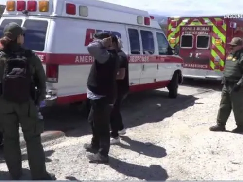 Vuelca vehículo con 18 inmigrantes en California; los detienen