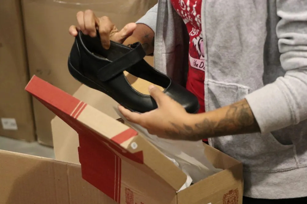 Continúa SEP con entrega de zapatos a estudiantes de nivel primaria