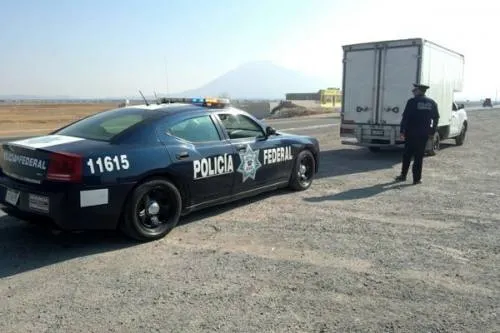 Roban camioneta cargada con zapatos en la Amozoc-Perote-Zacatepec