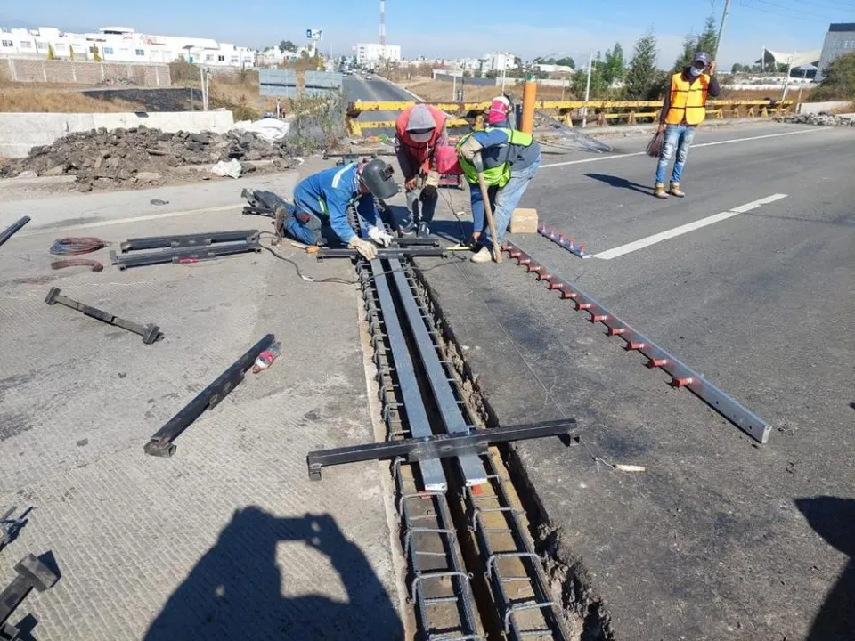 Repara Infraestructura juntas de unión en puentes del Periférico Ecológico