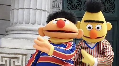 ‘Beto’ y ‘Enrique’, de ‘Plaza Sésamo’, eran pareja, afirma su creador; productores lo niegan