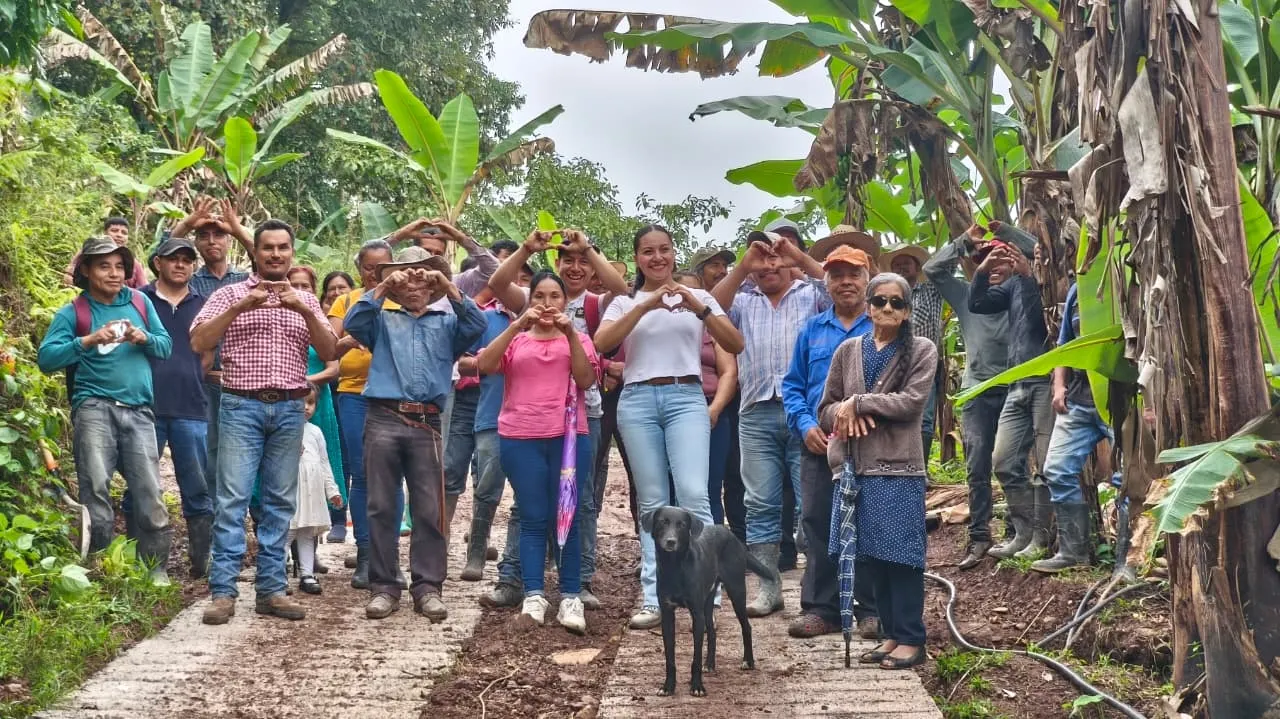 Construyen en Mazolapa camino saca cosechas de 420 metros con apoyo del Programa de Obra Comunitaria