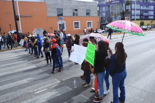 Despedidos del Seguro Popular bloquean  bulevar 5 de Mayo;  exigen su reinstalación