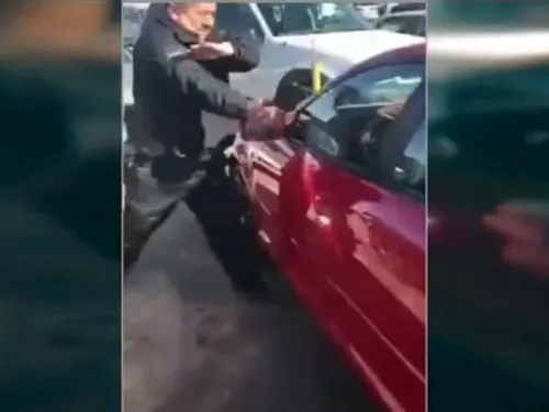 Policía rescata a niña de morir encerrada en un automóvil
