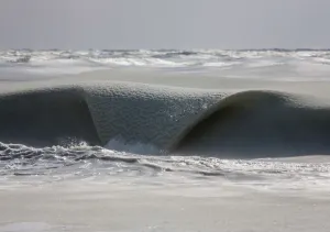 Olas totalmente congeladas son el espectáculo en un parque de Massachusetts (FOTOS)