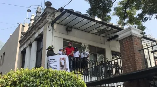 Madre de joven asesinado escala rejas de Segob y se amarra a barandal