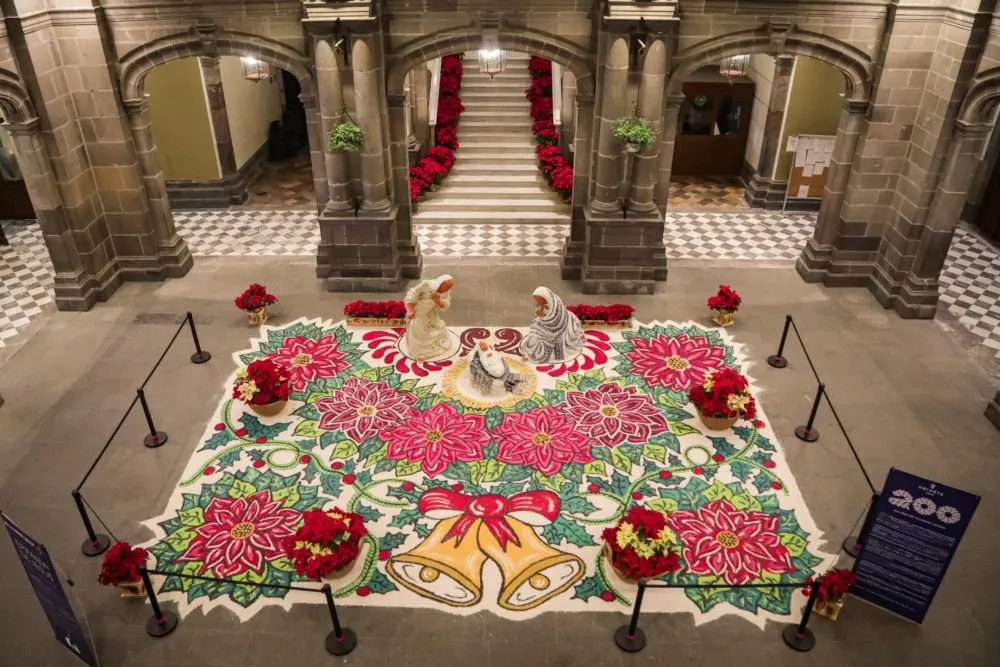 Nacimiento de talavera y alfombra artística decoran el Palacio Municipal de Puebla