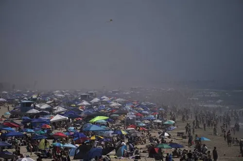 Más de 500 mil personas abarrotan playas en California